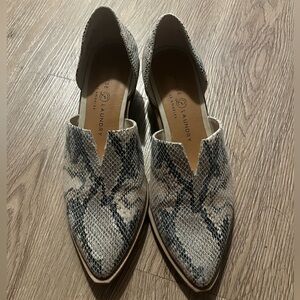 Chinese Laundry pointy toe cutout bootie